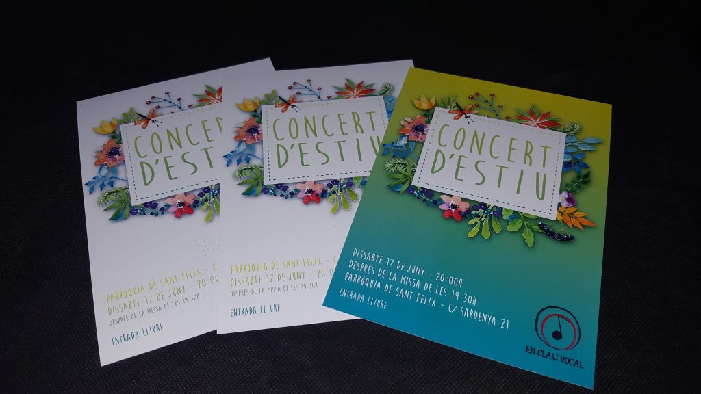 Tres cartells del concert d'estiu d'En Clau Vocal, decorats amb flors de colors, sobre un fons negre.